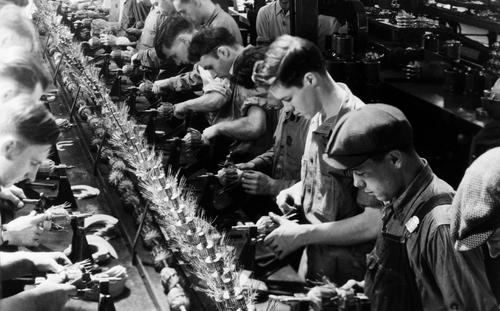 « En se servant des moyens de production, l’ouvrier produit des biens qui deviennent la propriété du capitaliste. » Ici, la chaîne de montage, pièce maîtresse du fordisme, l’organisation scientifique du travail.